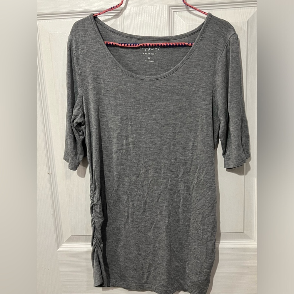 Light gray 3/4 maternity shirt with gathered sides